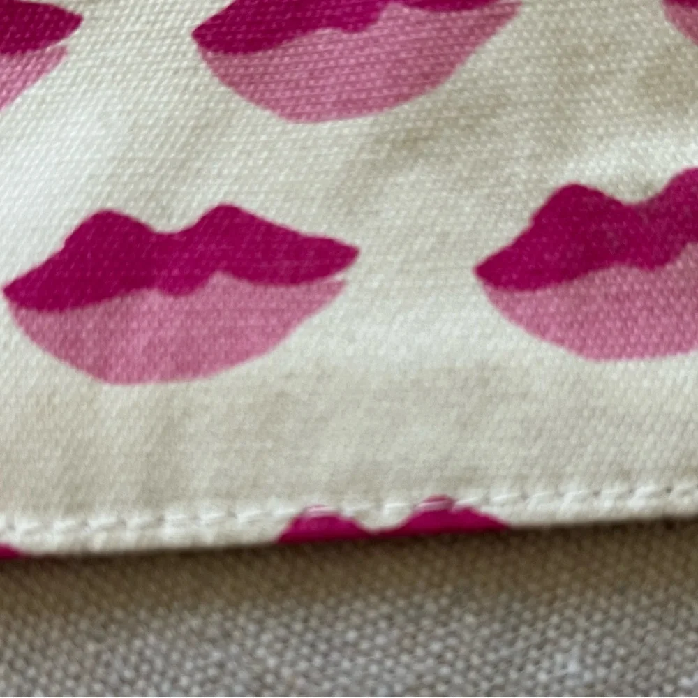 2/$20 Estee Lauder Women’s Lip Print Zip Top Pouch